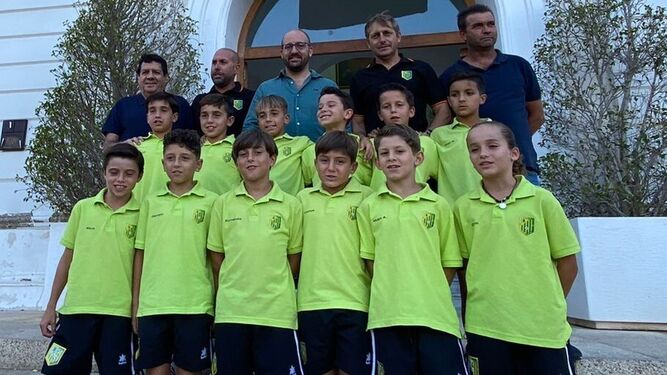 El alcalde y los técnicos, con el equipo Benjamín del CD SAFA San Luis.