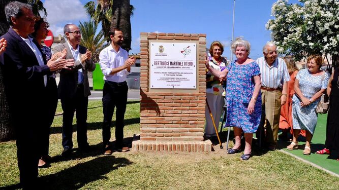Un momento de la inauguración del monolito dedicado a la histórica farmacéutica sanluqueña Gertrudis Martínez Otero.
