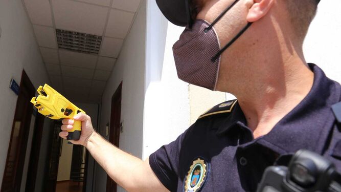 Un policía local de Chiclana con una pistola táser.