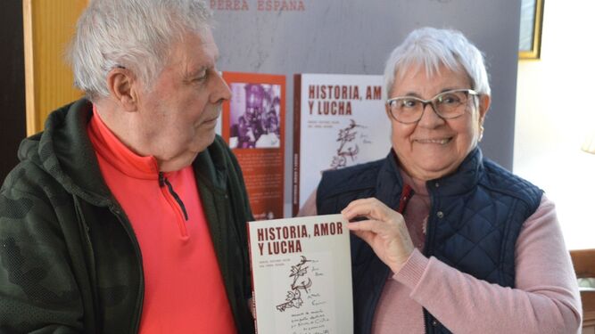 Manuel Espinar y Ana Perea, con su nuevo libro de memorias.
