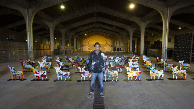 Jordi Mollà posa con los toros de 'El arte de trascender'.