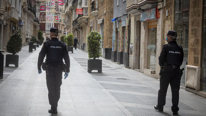 Una pareja de agentes pasea por la calle Ancha de Cádiz.