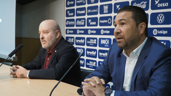 Cordero (d) y Concepción en el anuncio de la continuidad del director deportivo.