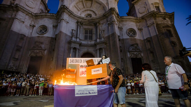 Noche de San Juan en Cádiz: Imágenes de la quema de los juanillos