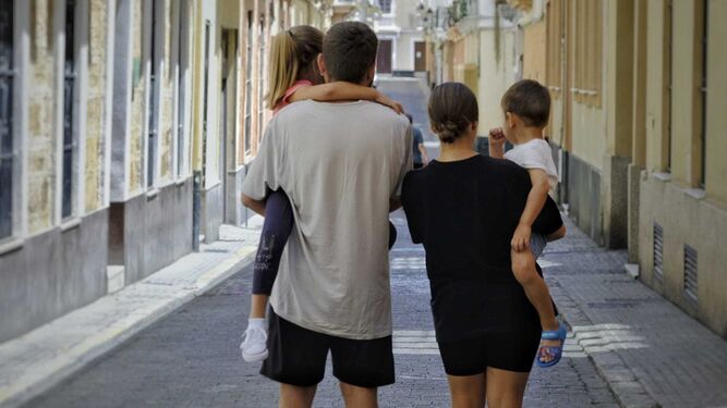 La pareja de jóvenes trabajadores con sus dos hijos, en una calle del casco histórico de Cádiz.