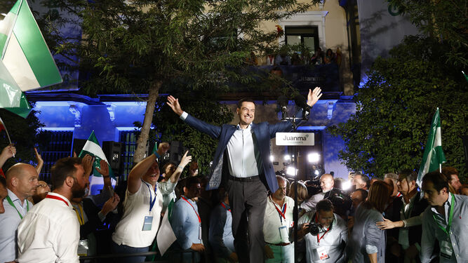 Juan Moreno celebra con los militantes la victoria de su partido en las elecciones andaluzas.