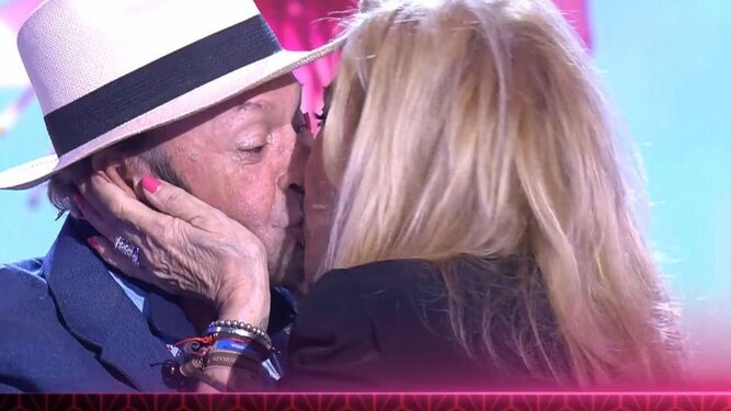 Rosa Benito y Amador Mohedano en su beso de reconciliación en Telecinco
