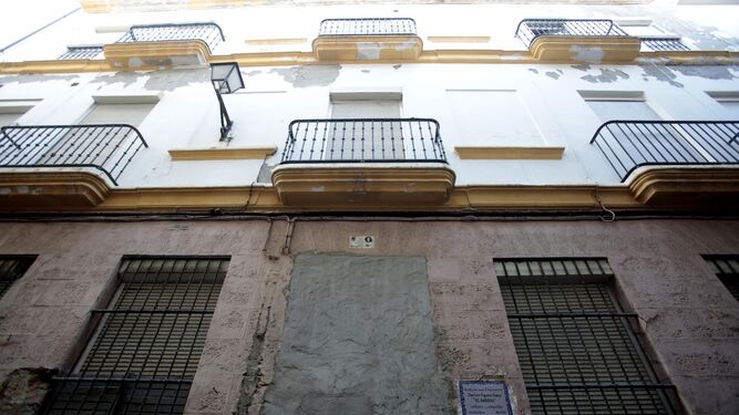 Fachada del edificio de Botica, 29, de Cádiz