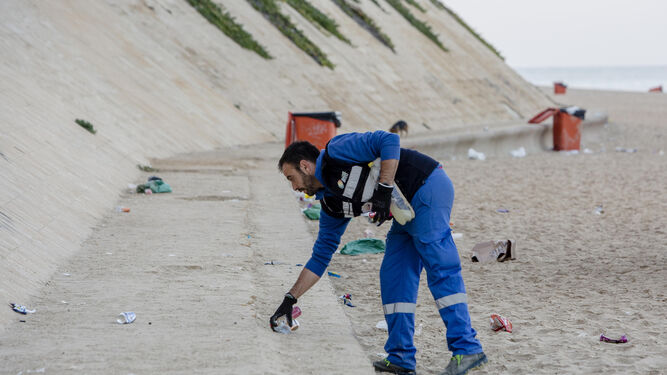 Limpieza en la playa de Santa María del Mar tras un botellón.