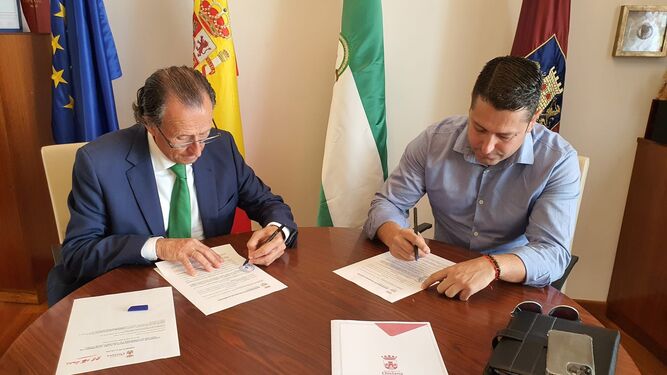 El alcalde y el presidente de la entidad firman el convenio.