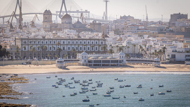 Una panorámica de Cádiz desde la Caleta.
