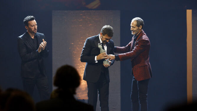 Antonio Banderas recoge el Premio Carmen, que entrega la Academia de Cine de Andalucía.