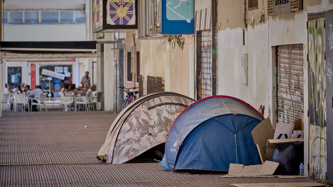 Dos tiendas de campaña de personas sin hogar.