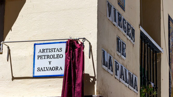 Rótulo de la calle con el nombre de La Petróleo y La Salvaora en el Barrio de la Viña.