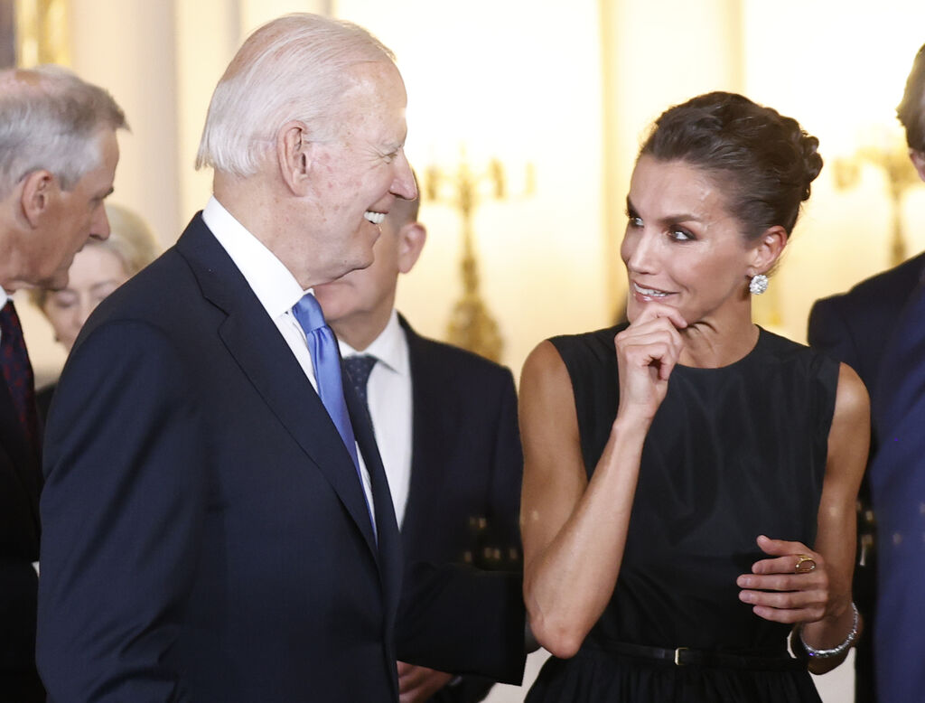 Biden conversa con la Reina en el Palacio Real