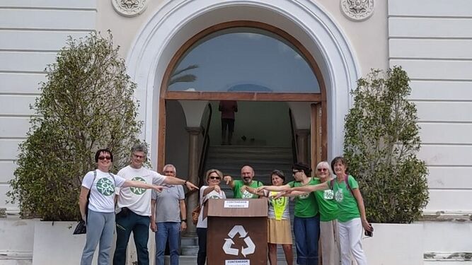 Los ecologistas, a las puertas del Ayuntamiento con un contenedor marrón de cartón.