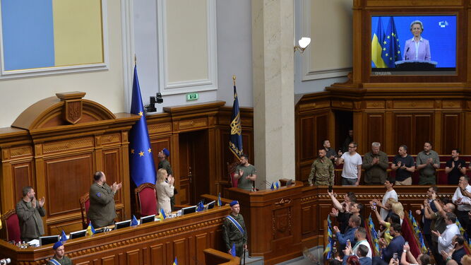 Von der Leyen interviene por videoconferencia ante el Parlamento ucraniano.