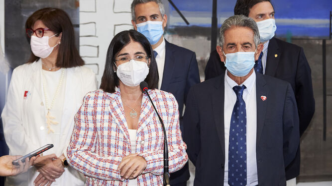 La ministra de Sanidad, Carolina Darias, y el presidente de Cantabria, Miguel Ángel Revilla, comparecen tras visitar el Hospital Valdecilla de Santander, a 1 de julio de 2022, en Santander.