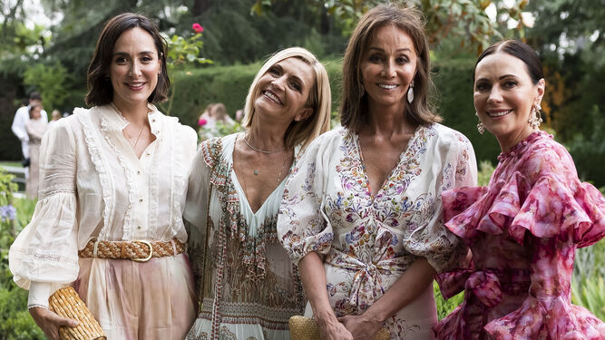Tamara Falcó con su madre, Isabel Preysler, entre Simone Zimmermann y Nicky Zimmermann en el lanzamiento de la marca en España este verano