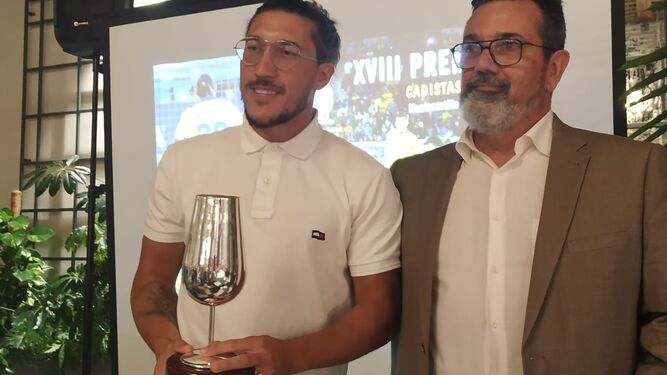 Espino sostiene el catavino con el que premia la Asociación Cadista de Jerez y Comarca.