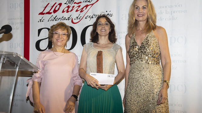 Pilar Vera, en el centro, junto a Carmen Collado, diputada de Igualdad, e Isabel Mora, responsable de relaciones institucionales de El Corte Inglés de Cádiz.