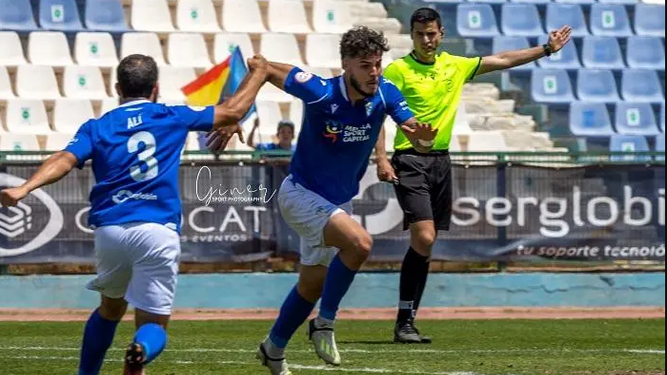 Rubén del Campo celebra un gol con el Melilla, su último equipo.
