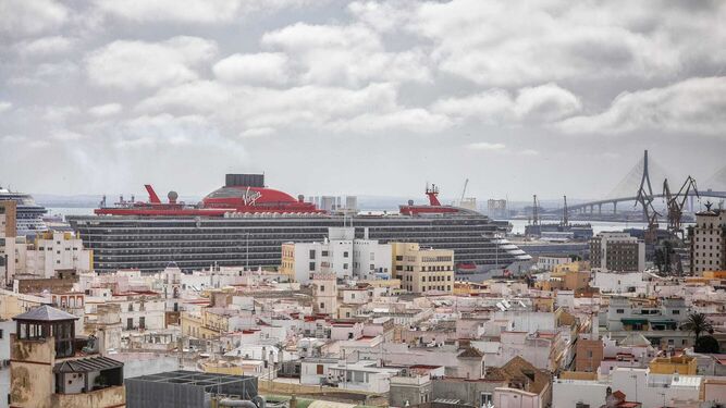El crucero de Virgin, atracado en el muelle de Cádiz.