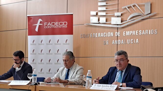 Jorge Fernández-Portillo, secretario general de Fadeco Contratistas; Rafael Sánchez Alcalá, presidente; y Juan Aguilera, presidente de Gaesco, la patronal sevillana de la construcción