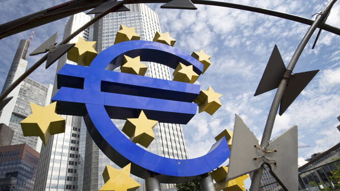 Logo del euro en los alrededores del Banco Central Europeo en Francfort