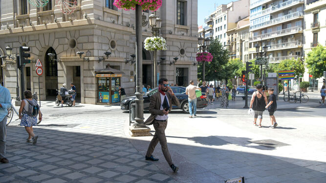 Personas caminando por la calle en Granada