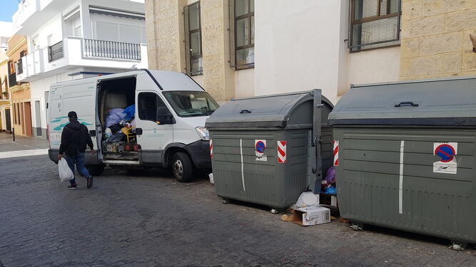 El PSOE pide la limpieza, baldeo y desinfección de los contenedores de basura y su entorno.