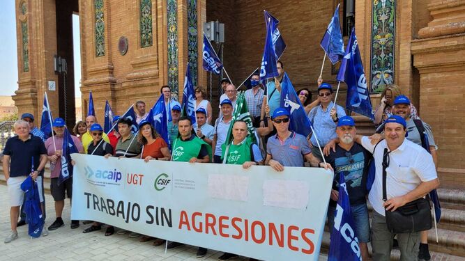 Funcionarios de Cádiz en la concentración celebrada en la capital hispalense.