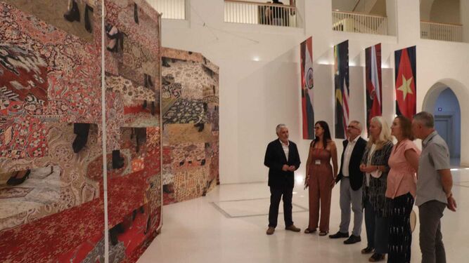 Un momento de la inauguración de la exposición de Tete Álvarez en el Museo de Cádiz.