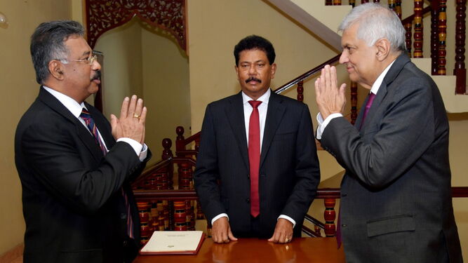 El primer ministro,  Ranil Wickremesinghe (dcha.), asume como presidente interino de Sri Lanka.