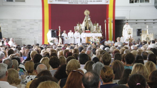 Cientos de devotos de la Virgen  del Carmen  durante la eucaristía que se oficia en la lonja pesquera.