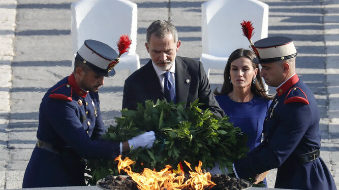 Los Reyes, durante el homenaje en Madrid a las víctimas de la pandemia.