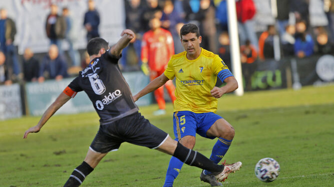 Garrido con el brazalete de capitán en un partido del Cádiz.