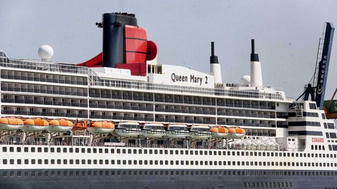Imagen del 'Queen Mary 2'  en el puerto de Cádiz.