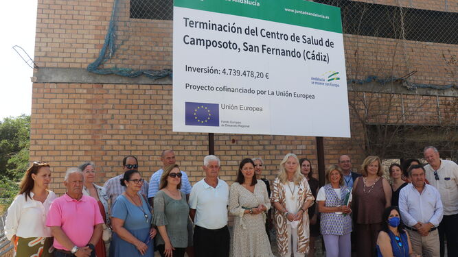 Foto de familia que se hizo en julio tras colocarse el cartel de las obras del centro de salud de Camposoto.