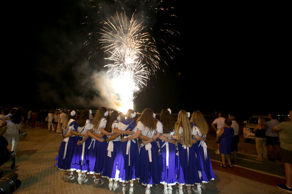 Fuegos artificiales para cerrar la Feria del Carmen y de la Sal en San Fernando