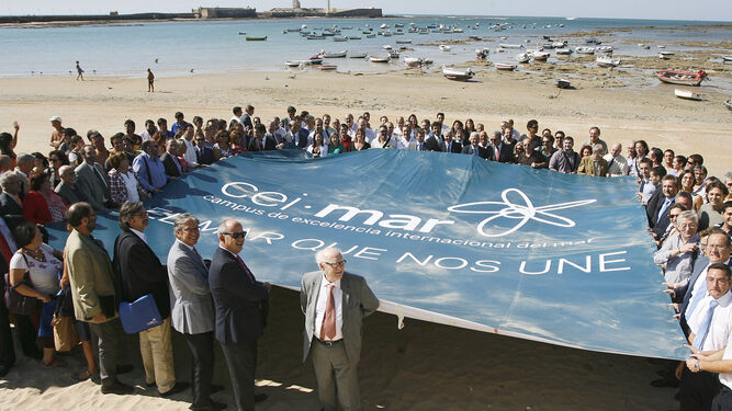 Una imagen de archivo de la presentación del Campus de Excelencia Internacional Global del Mar, en la Playa de La Caleta, de Cádiz, en 2011.