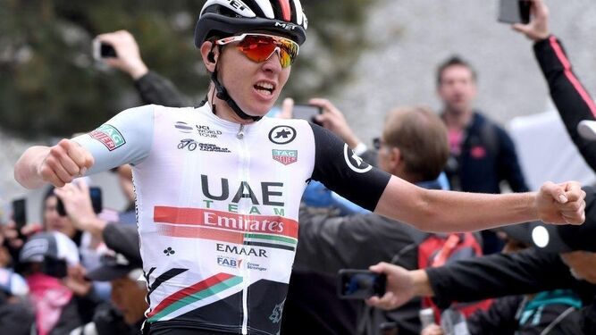 Pogacar celebra su triunfo en la etapa 17 del Tour.