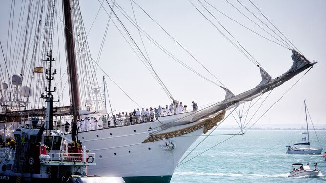 Llegada del Buque J.S. Elcano a Cádiz por la Bahía.