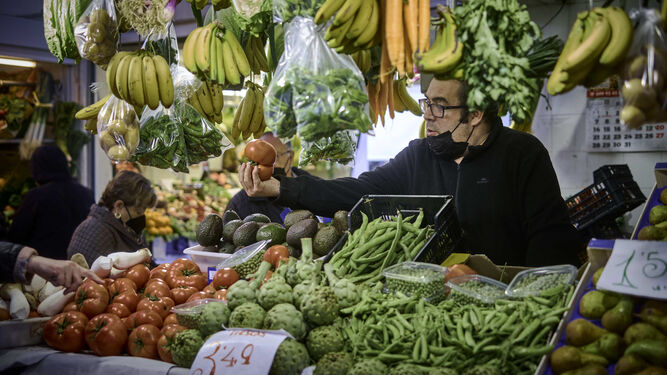 Imagen de archivo de un puesto de fruta en un mercado.
