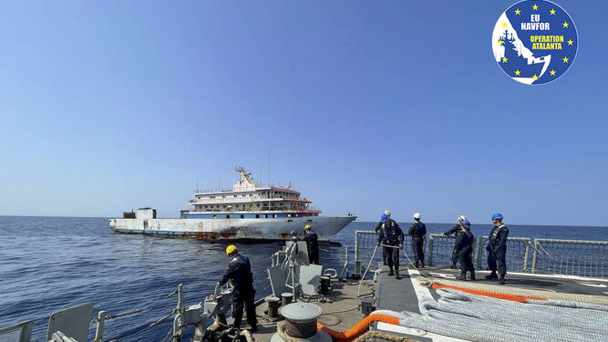 La fragata durante el remolque del buque en el Golfo de Adén.