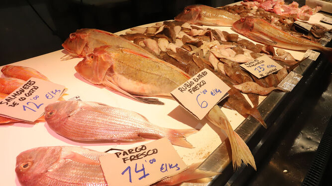 Puesto de pescado con los precios en las etiquetas