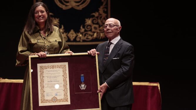 Juan García Cubillana recibe la Medalla de la Ciudad de manos de la alcaldesa, Patricia Cavada.