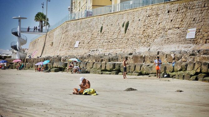 La zona de playa que se encuentra afectada por el riesgo de derrumbes.