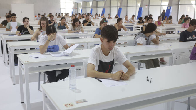 Estudiantes durante los exámenes de Selectividad del pasado junio.