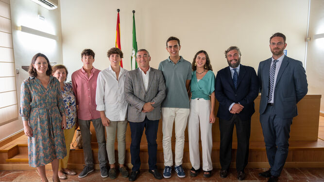 Los estudiantes de Grazalema-Guadalete premiados, junto a las autoridades educativas.